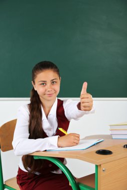 Blackboard yakınındaki sınıfta güzel liseli kızlar