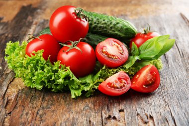 Tahta arka planda taze sebzeler