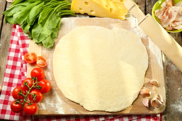 Ingredientes de comida para pizza en la mesa de cerca —  Fotos de Stock