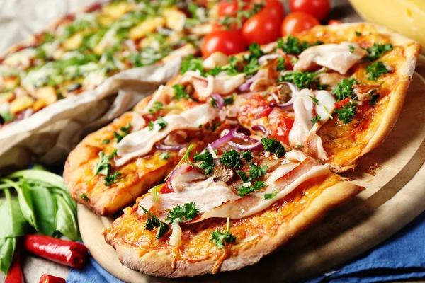 Smakelijke pizza met groenten op tafel close-up — Stockfoto