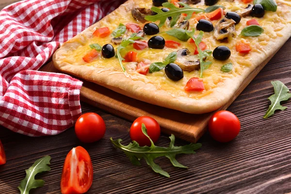 Deliziosa pizza fatta in casa sul tavolo primo piano — Foto Stock