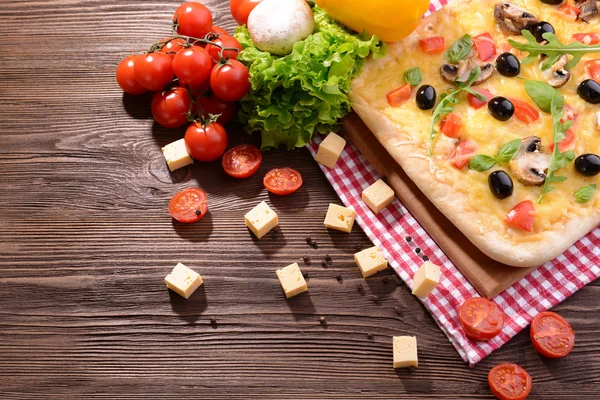 lezzetli ev yapımı pizza üzerinde tablo yakın çekim