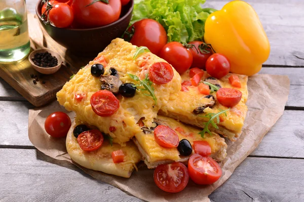 Leckere hausgemachte Pizza auf dem Tisch aus nächster Nähe — Stockfoto