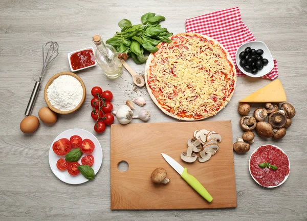 Ingredientes alimentares para pizza na mesa de perto — Fotografia de Stock