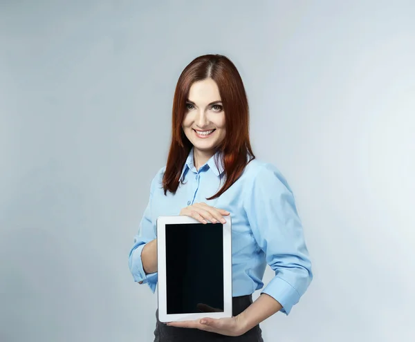 Hermosa mujer de negocios de mediana edad sobre fondo gris — Foto de Stock