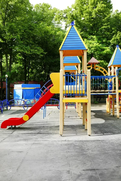 Colorido parque infantil en el parque público — Foto de Stock