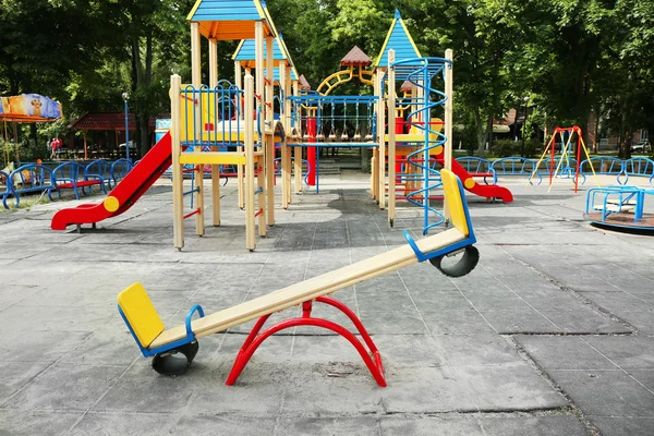 Colorido parque infantil en el parque público — Foto de Stock