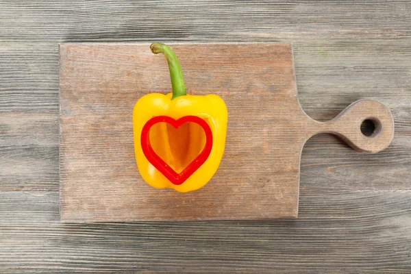 Paprika salát s řez ve tvaru srdce na dřevěné pozadí — Stock fotografie