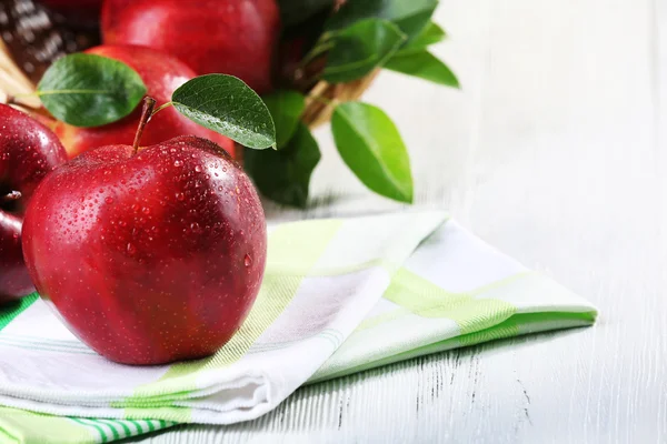 Rijp rode appels op tafel close-up — Stockfoto