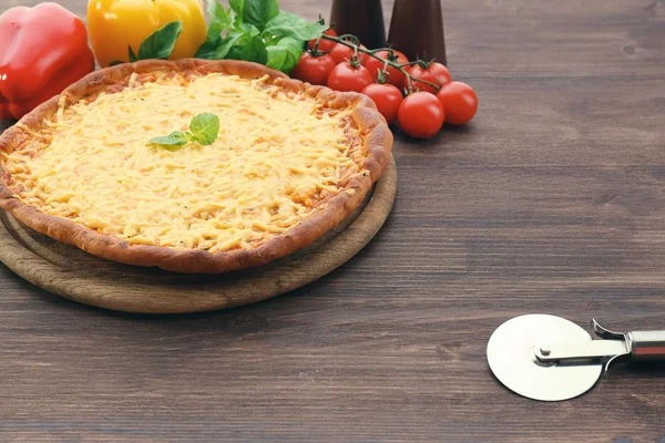 Cheese pizza with vegetables on table close up — Stock Photo, Image