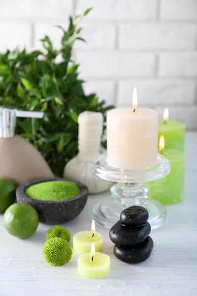 Hermosa composición de tratamiento de spa en mesa de madera blanca —  Fotos de Stock