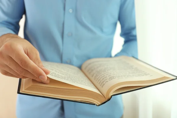 Young man reading book close up — Stock Photo, Image