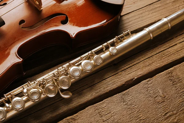 Флейта зі скрипкою на столі крупним планом — стокове фото