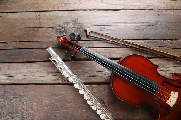 Flauto con violino sul tavolo da vicino — Foto Stock