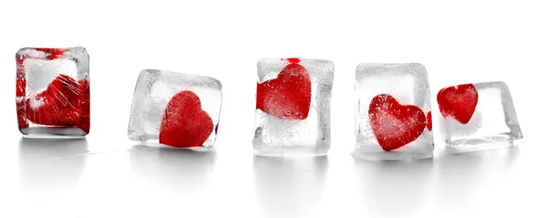 Corazones rojos en cubitos de hielo aislados en blanco — Foto de Stock
