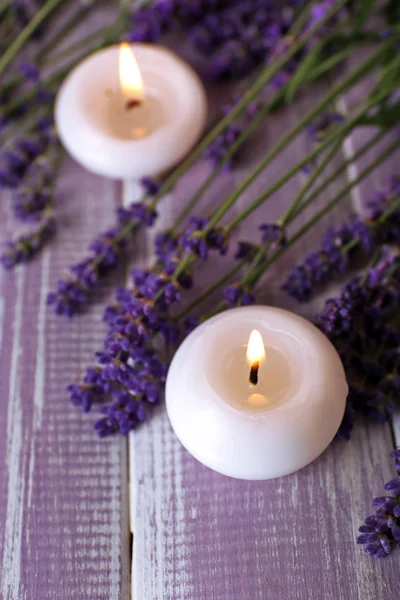 Velas com flores de lavanda na mesa de perto — Fotografia de Stock