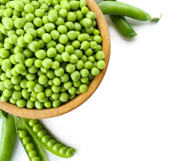 Frische grüne Erbsen in Schüssel isoliert auf weiß — Stockfoto