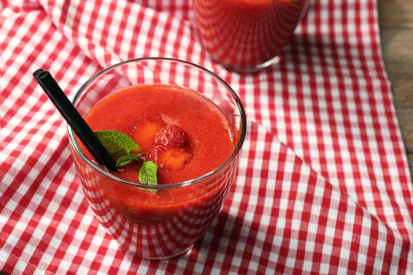 Gafas de batido de fresa con bayas en la mesa de cerca —  Fotos de Stock