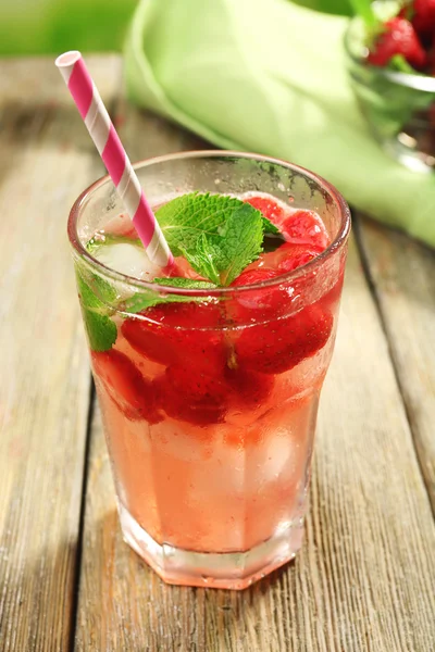 Bicchiere di succo di fragola con bacche sul tavolo da vicino — Foto Stock