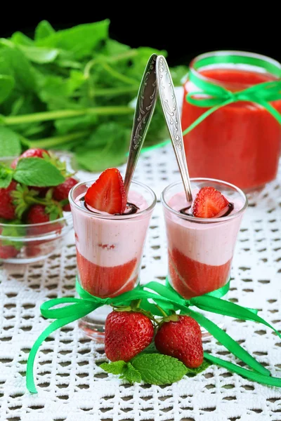 Świeży Jogurt truskawkowy deser w szkle, na tle drewniane kolor — Zdjęcie stockowe