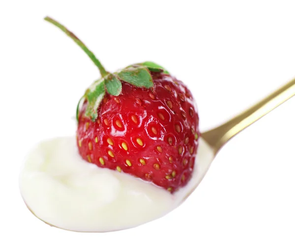 Delicioso yogur en cuchara con fresa aislada sobre blanco —  Fotos de Stock