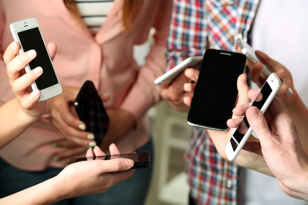 Veel handen houden mobiele telefoons close-up — Stockfoto