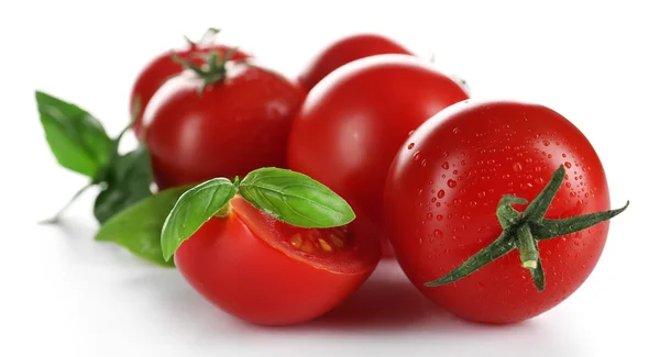 Wiśniowe pomidory z bazylią na białym tle — Zdjęcie stockowe