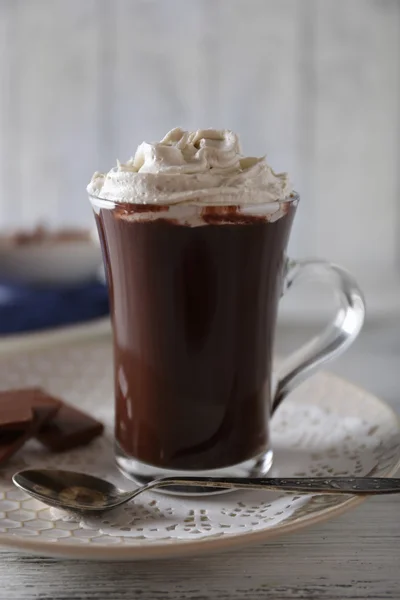 Xícara de café com creme sobre fundo de madeira cor — Fotografia de Stock