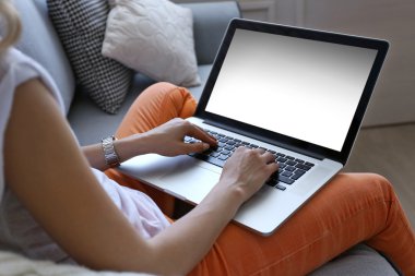 Dizüstü bilgisayar, kapalı kullanan kadın