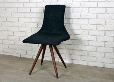 Tuğla duvar arka plan üzerinde modern sandalye