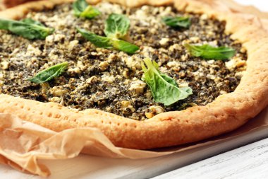 Ispanaklı masada açık pasta yakın çekim