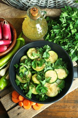 Görünüm tablo üzerinde tavada kabak dilimlenmiş, top