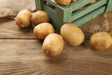 Sandık masada genç patates yakın çekim