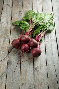 Ahşap masa yapraklarda ile genç pancar yakın çekim