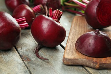 Ahşap masa üzerinde genç pancar yakın çekim