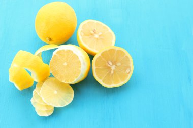 Ahşap masa üzerinde olgunlaşmış limon yakın çekim