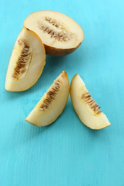 Ahşap masa üzerinde olgunlaşmış kavun dilimleri yakın çekim