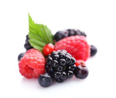 Grup üzerinde beyaz izole taze çilek