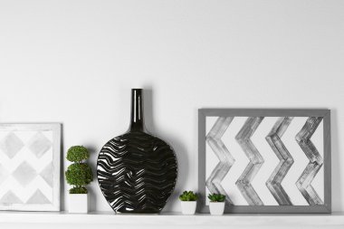 Resim odasında raf ile modern vazo