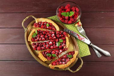 Ahududu ahşap arka plan üzerinde tepsi ile tart