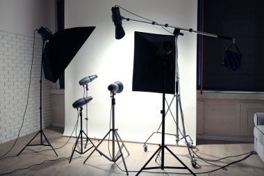 Işık ekipmanlı boş fotoğraf stüdyosu