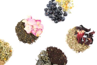 Çeşitli bitkisel çay ve otlar baharat beyaz izole