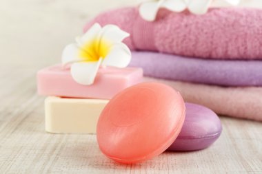 Kalıp doğal sabun ve açık renkli renkli havlu