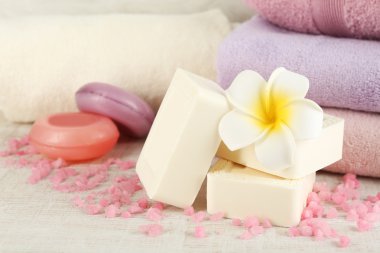 Kalıp doğal sabun ve açık renkli renkli havlu