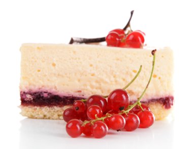 Lezzetli parçası cheesecake üzerine beyaz izole çilek ile