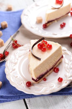 Çilek tablo ile lezzetli peynirli kek yakın çekim