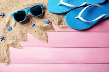 Yaz öğeler ahşap arka plan üzerinde