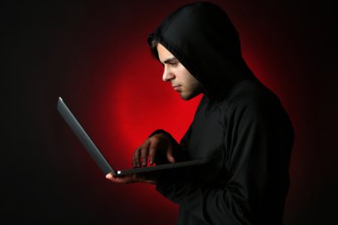 Hacker bilgisayar ve laptop renkli koyu arka plan 