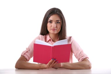 Genç kız üzerinde beyaz izole kitap okuma 