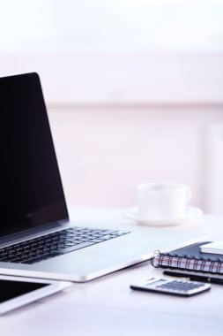 Modern çalışma alanı ile dizüstü bilgisayar, yakın çekim